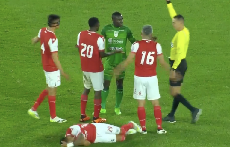 La sanción para Kevin Viveros por patear a jugador de Santa Fe